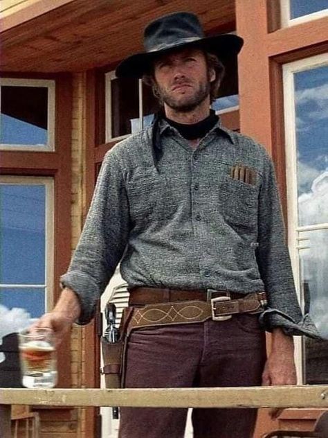 Clint Eastwood High Plains Drifter, Clint Eastwood Outfit, Clint Eastwood Cowboy, Clint And Scott Eastwood, Actor Clint Eastwood, Eastwood Movies, Western Spaghetti, Western Hero, High Plains Drifter