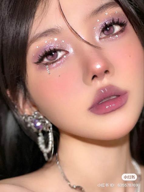 Outgoing Makeup Looks, Lavender Makeup Aesthetic, Asian Rave Makeup, Purple Makeup For Prom, Makeup Looks For Purple Dress Wedding, Makeup Looks For Asian Women, Sparkly Douyin Makeup, 2023 Make Up Trends, Ethereal Makeup Aesthetic