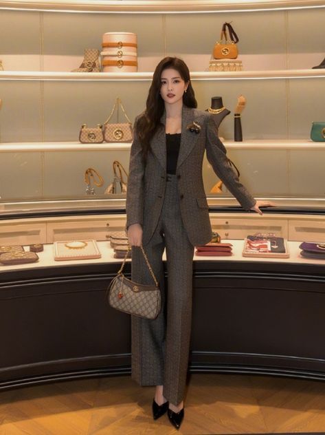 Early Spring Outfits Casual, Formal Suits For Women, Korean Suit, Casual Chic Spring, Fashionable Work Outfit, Fancy Suit, Womens Suits Business, Stylish Work Attire, Business Casual Outfits For Work