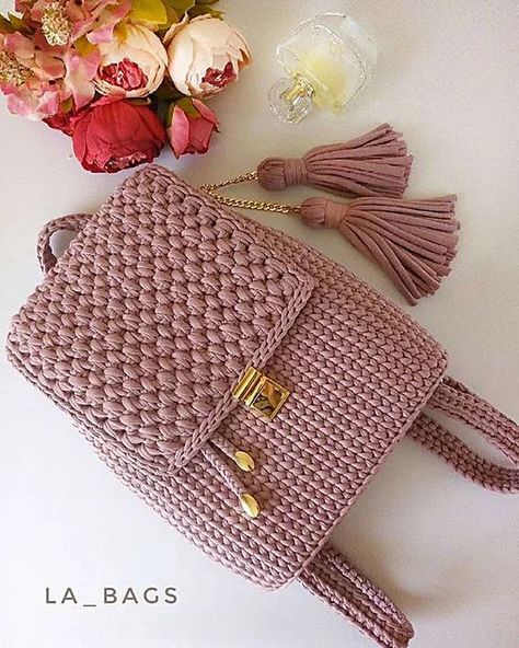 Crochet Pouches, Sac Granny Square, Designs Aesthetic, Crochet Backpack Pattern, Crocheted Bags, Crochet Purse Pattern Free, Bags Pattern, Free Crochet Bag, Crochet Backpack