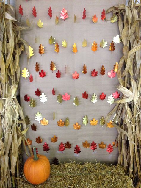 DIY Fall Photo Booth Backdrop for Halloween or Thanksgiving Fall Carnival Games For Preschoolers, Fall Photo Booth Backdrop, Orange Party Decor, Fall Photo Booth, Diy Fotokabine, Fall Festival Games, Fall Harvest Party, Fall Carnival, Halloween Photo Booth