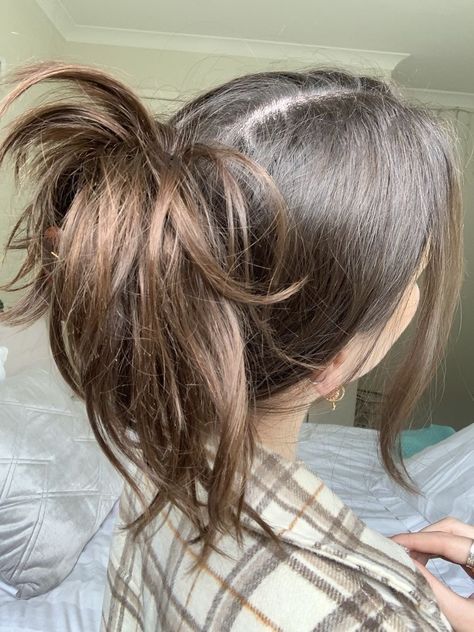 Messy Claw Clip Hairstyles, Messy Claw Clip, Medium Hair Ponytail, Claw Clip Hairstyles, Hair Clip Hairstyles, Lukas Urkijo, Billy B, Lazy Hairstyles, Messy Ponytail