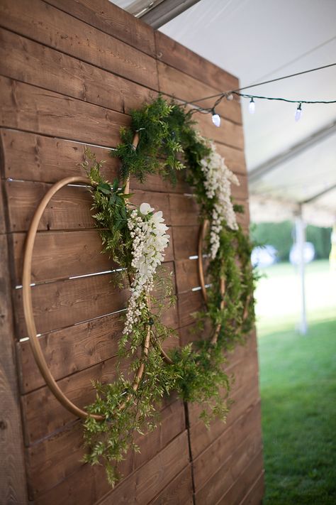 Neutral Wedding Photo Backdrop, Wooden Backdrop With Greenery, Wooden Wall Photo Backdrop, Natural Backdrop Ideas, Wooden Photo Props, Wood Wall Photo Backdrop, Wooden Pallet Backdrop Wedding, Rustic Backdrops For Weddings, Diy Wedding Backdrop Cheap Indoor