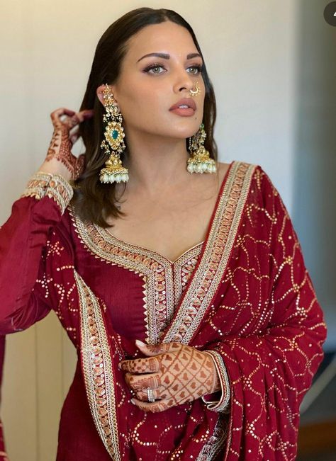 Heavy Jhumka, Salwar Suit Ideas, Single Piece Dress, Himanshi Khurana, South Asian Jewelry, Indian Bridesmaid Dresses, Lehenga Designs Simple, Newly Wed, Asian Jewelry