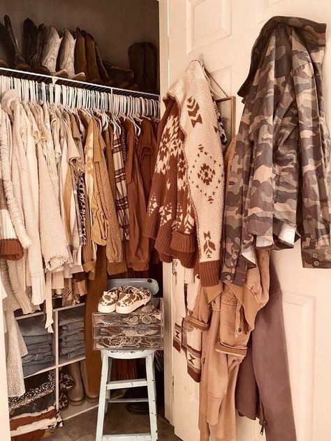 Western Fall Aesthetic, Country Theme Bedroom, Western Closet Ideas, Usc Dorm, Western Closet, Western Room Ideas, Country Room, Cowgirl Closet, Western Bedrooms