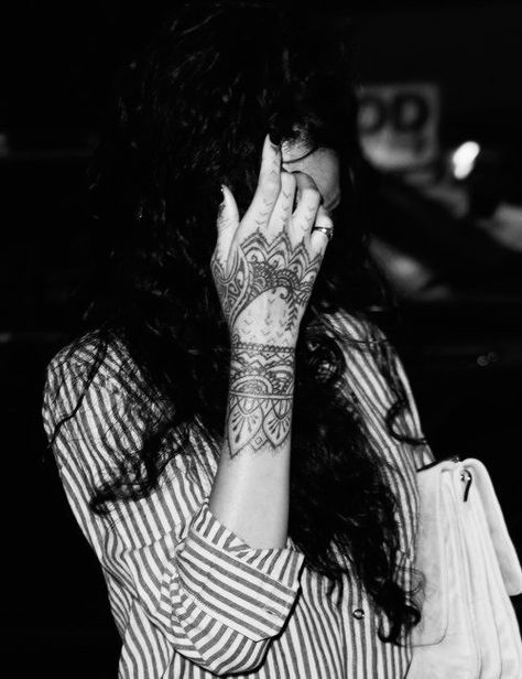 Henna Hand Tattoos For Women, Rihanna Ankle Tattoo, Rihanna Fashion Outfits, Mehndi Tattoos, Rihanna Hand Tattoo, Tattoo Pieces, Rihanna Tattoo, Mandala Hand Tattoos, Looks Rihanna