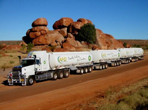 Australian train routier Pompe A Essence, Truck Driving, Train Truck, Custom Big Rigs, Road Train, Trucking Companies, Mack Trucks, Tanker Trucking, Big Rig Trucks