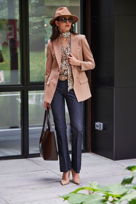 Tee With Blazer Outfit, Upscale Casual Outfit Women, Sophisticated Summer Outfits, Tan Blazer Outfits Women, Chic Classy Outfits, Blazers For Women Outfits, Modern Retro Fashion, Blazer Style Women, Preppy Jeans