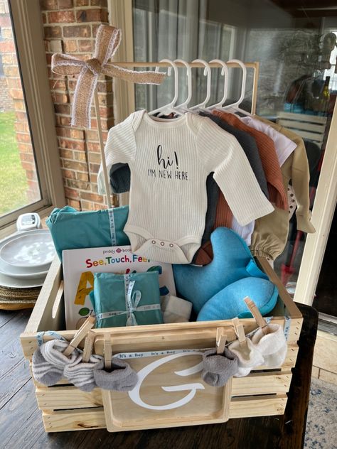 Baby Shower Crate Gift Basket, Newborn Closet, Baby Shower Girl Gifts Basket, Closet Baskets, Packages Ideas, Toy Gift Basket, Baby Shower Clothes, Parties Themes, Newborn Gift Basket