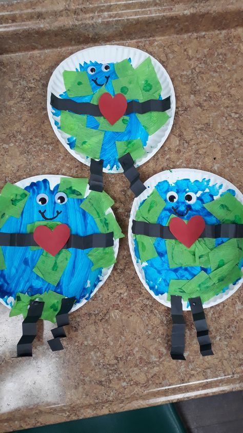 #EarthDayCraft #Craft #Toddlers #PaperPlate #Earth #Art #Blue #Green #Cute #Holiday #ToodlerCrafts Earth Crafts For Toddlers, Earth Day Art For Toddlers, Blue Crafts For Toddlers, Žemės Diena, Green Crafts For Kids, Earth Day Craft, Toddler Projects, Earth Day Projects, Toddler Themes