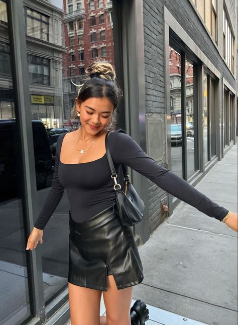 Leather Skirt Outfit Summer, Leather Skirt Summer, Summer Rainy Day Outfit, All Black Outfit Ideas, Nyc Summer Outfits, Nyc Outfits Summer, Black Outfit Ideas, Summer In Nyc, Bar Outfits