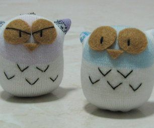 Owl sock doll Sock Owl, Sock Monsters, Socks Doll, Owl Socks, Owl Tutorial, Sock Monster, Felt Doll Patterns, Sock Doll, Sock Dolls