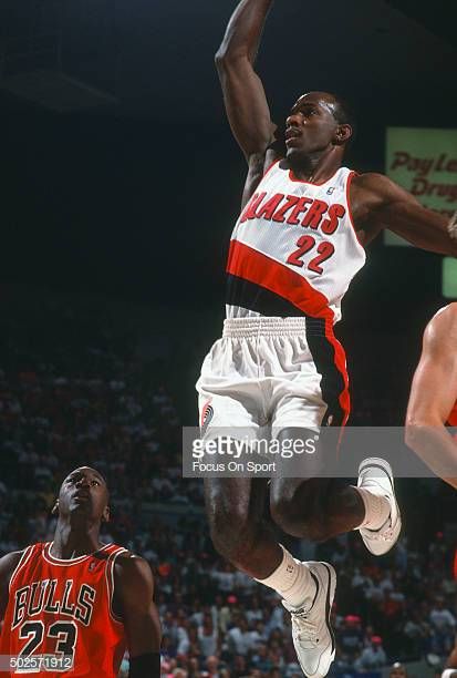 Clyde “The Glide” Drexler, Portland Trail Blazers Nba Dunks, Nba Pics, Bull Pictures, Clyde Drexler, George Gervin, Basketball Highlights, Vintage Nba, Vintage Basketball, Basketball Photography