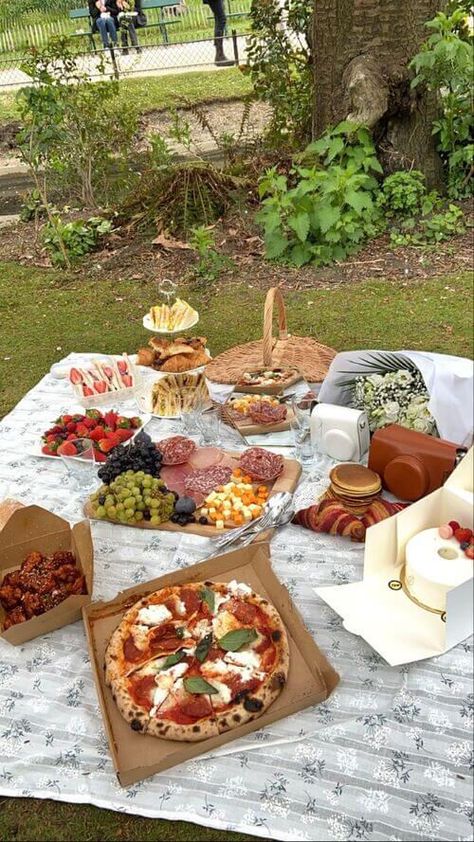 picnic party ideas backyard outdoor City Picnic Aesthetic, Picnic Aesthetic For Two, Summer Picnic Party Ideas, Picnic Aesthetic Vintage, Aesthetic Picnic Recipes, Table Picnic Aesthetic, Japanese Picnic Aesthetic, Ideas De Picnic Aesthetic, Pic Nic Aesthetic Friends