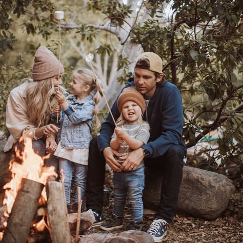 Family Christmas Picture Outfits, Family Christmas Pictures Outdoor, Family Christmas Photo Ideas, Family Camping Photography, Camping Photoshoot, Christmas Photo Ideas, Camping Photo, Camping With A Baby, Family Hiking