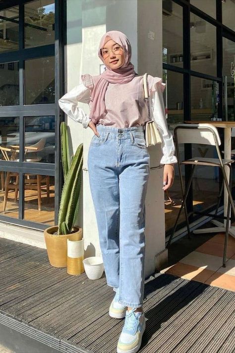 Ootd Jeans Biru Muda Hijab Overall Hijab, Casual Outfits Hijab, Hijab Jeans, Ootd Jeans, Ootd Hijab Style, Hijabi Outfit, Celana Jeans, Casual Hijab, Casual Hijab Outfit