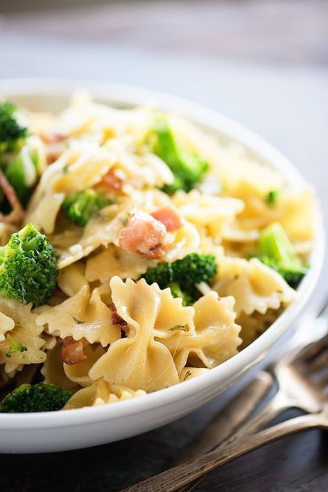 Our family's all-time favorite pasta that EVERYONE eats without complaint! Loaded with bacon, broccoli, and cheese and ready in just 20 minutes! Butterfly Pasta, Pasta And Broccoli, Bacon And Broccoli, Bacon Pasta Recipes, Pasta With Bacon, Broccoli Pasta Salads, Bacon Broccoli, Buns In My Oven, Novice Chef