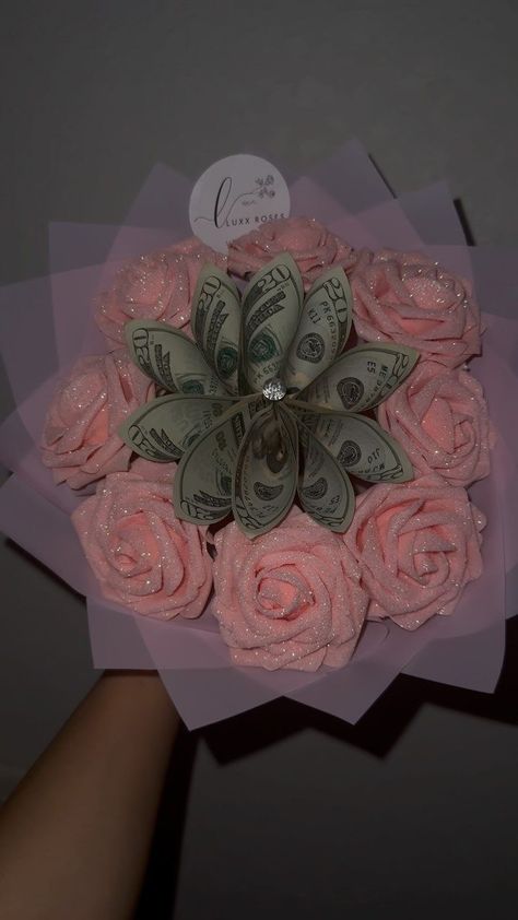 Pretty Floral Arrangements, Glitter Money Roses, Money Bouquet With Chocolate, Money And Flower Bouquet, Glitter Flower Bouquet, Birthday Money Bouquet Ideas, Gift Business Ideas, Money Birthday Gift Ideas, Roses With Money