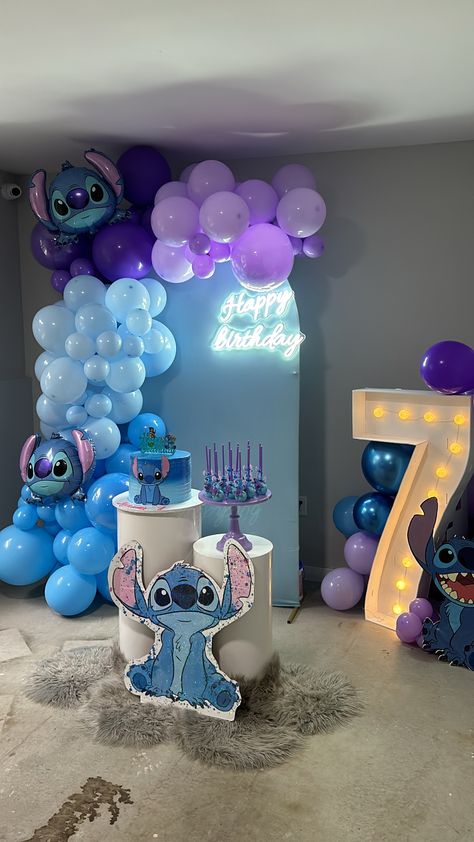 Stitch Ballon Garland, Lilo And Stitch Decorations Parties, Stitch 3rd Birthday Party, Stitch Birthday Balloon Ideas, Stitch Backdrop Ideas, Lilo And Stitch Party Ideas Decoration, Stitch Birthday Theme Party Ideas, Lilo Stitch Birthday Party Ideas, Lili And Stitch Birthday Party Decor