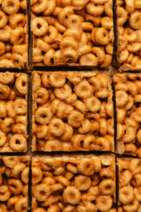 Peanut butter cheerio bars are an easy, 3-ingredient recipe. This quick, no-bake recipe makes a great lunchbox treat or after-school snack! Cornflake Cookies Recipe, Cheerios Recipes, Peanut Butter Cornflake Cookies, Peanut Butter Cheerio Bars, Easy Bars, Cheerio Bars, Breastfeeding Snacks, Coconut Muffins, Keto Cookie Recipes