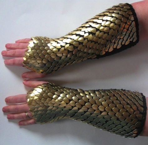 10 clever crafts using plastic spoons - Dragon scale gauntlets Dragon Scale Armor, Scale Mail, Spoon Crafts, Inexpensive Crafts, Dragon Costume, Plastic Spoons, Dragon Scale, Clever Crafts, Art Plastique