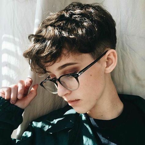 Aubrey Hair, Boyish Haircut, Tomboy Haircut, Trendy We Fryzurach, Short Curly Pixie, Tomboy Hairstyles, Androgynous Hair, Shaved Sides, Penteado Cabelo Curto