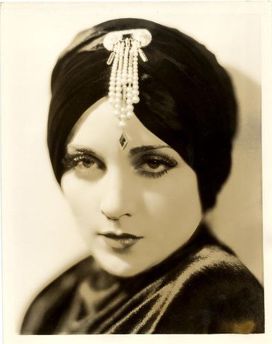 Mode Turban, Carole Lombard, Hollywood Icons, Marlene Dietrich, Silent Movie, Head Piece, Silent Film, Old Hollywood Glamour, 1920s Fashion