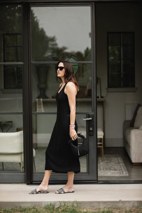 https://thegraydetails.com/ways-to-wear-a-black-sleeveless-knit-dress/ Black Dress Outfit Party, Knitted Dress Outfit, Outfit Outer, Black And White Outfits, Black Dress Outfit, Party Dress Inspiration, Dresses Dinner, White Party Outfit, Knit Summer Dress