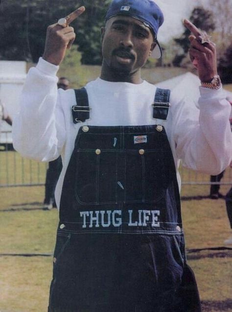 Tupac Makaveli, Mode Hip Hop, Looks Hip Hop, Estilo Cholo, Tupac Pictures, 2 Pac, 90s Hip Hop Fashion, Gangsta Rap, Hip Hop Art