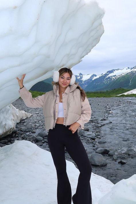 Cute and Comfy: The Ultimate Summer Packing List Alaska Guide Glacier Outfit, Alaska Outfits May, Alaska Travel Outfits, Alaska Outfits Winter, Alaska Cruise Outfits August, Alaska Vacation Outfit, Alaska Outfits Summer, Alaska Summer Outfits, Alaska Fits