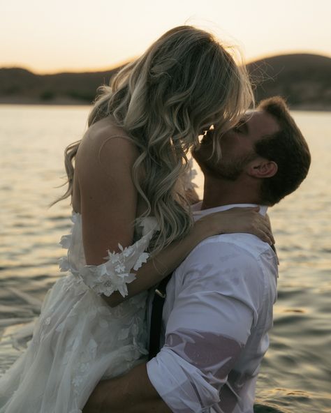 bucketlist moment: wedding dress in lake✔️ Wedding Photo Lake, Wedding Photos In Water, Swimming Wedding, Lake Wedding Photos, Hippie Bride, Lake Swimming, Lake Photoshoot, Wedding Lake, Boat Wedding