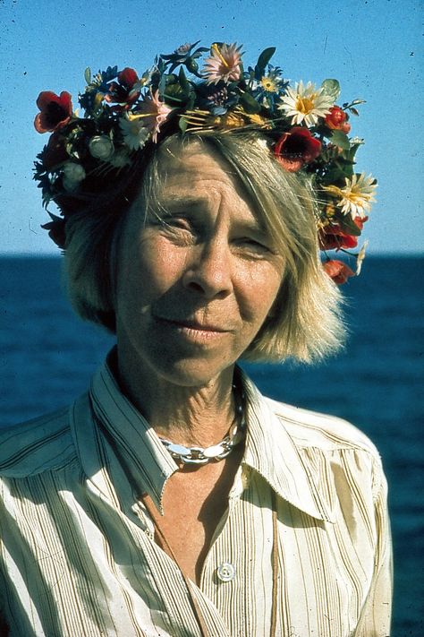 Moomin Valley, Miss Moss, Tove Jansson, Still Standing, Graphic Artist, Helsinki, Female Artists, Passion For Fashion, Picture Book