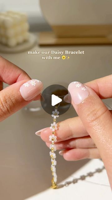 Bead Bracelet Making Aesthetic, Diy Glass Bead Bracelets, How To Make Chain, Diy Bracelet Aesthetic, Daisy Seed Bead Bracelet, Aesthetic Seed Bead Bracelets, How To Make Daisy Bracelet, Aesthetic Bracelets Ideas, Bracelet Ideas Small Beads