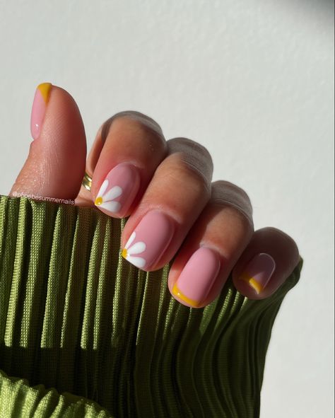 Short Oval Nails Designs Simple, Very Short Natural Nail Designs, Simple Nail Art Summer, Simple Short Nail Designs Summer, Short Nails Design Ideas 2024 Summer, Simple Short Summer Nails, Short Square Summer Nails, Simple Summer Nails Short, Squoval Acrylic Nails