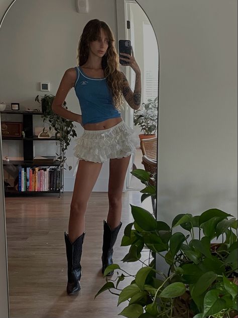 Rbd Outfits Ideas, Rbd Outfits Ideas Concert, Karol G Concert Outfits, Rbd Outfits, Ruffle Shorts Outfit, Bloomers Outfit, Ruffle Skirt Outfit, Shorts And Cowboy Boots, White Ruffle Skirt