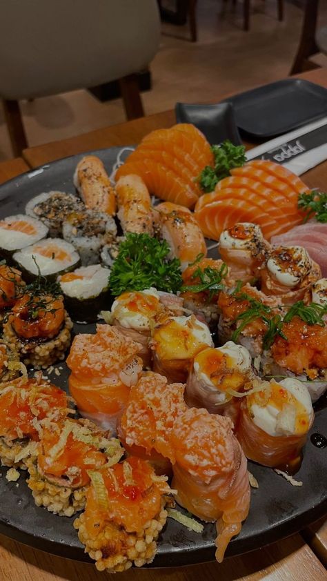 Food Sushi Aesthetic, Sushi Aesthetic Instagram, Sushi Fake Story, Foto Sushi, Aesthetic Sushi, Sushi Aesthetic, Food Babe, Think Food, Online Group