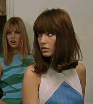 JANE BIRKIN & GILLIAN HILLS - 1966 in BLOW UP! Singer-Actress GILLIAN HILLS does a lovely version of "Leave Me Be" by CHRIS WHITE-THE ZOMBIES in French. "Rentre Sans Moi".. it's a shame she didn't do more in this direction. JANE BIRKIN is a 1960's style icon, actress ((also in 1968 film WONDERWALL)) singer & was partners in music & life w/ SERGE GAINSBOURG... 60s Hair Short Shoulder Length, 60s Long Bob, Gillian Hills, 60s Bangs, Style Icons Boho, 1960's Style, 60s Hair, 60s Women, Jill Scott