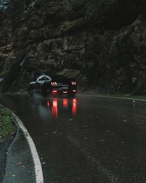 Rain is definitely a great aesthetic Ford Mustang Wallpaper, Black Mustang, Tokyo Drift Cars, Mustang Wallpaper, Mustang Ecoboost, Ford Mustang Car, Car Organization, Aesthetic Car, Pimped Out Cars