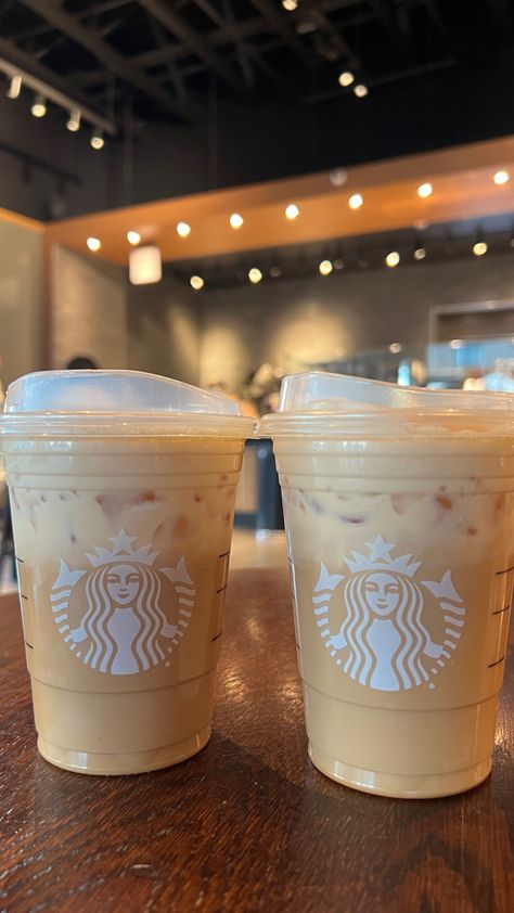 instagram story, starbucks, fall Starbucks Autumn, Starbucks Aesthetic Instagram Story, Yummy Alcoholic Drinks, Coffee Obsession, Food Therapy, Aesthetic Coffee, Starbucks Recipes, Coffee Latte, Coffee Is Life