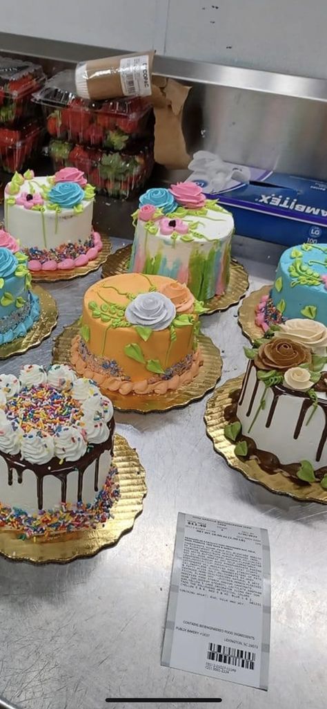 Publix Mini Cakes, Publix Cakes Birthday, 8 Inch Cake Designs, Round Cakes Ideas, Grocery Store Cake Designs, Labor Day Cake Ideas, Cake Tricks, Grocery Store Cake, Walmart Cakes