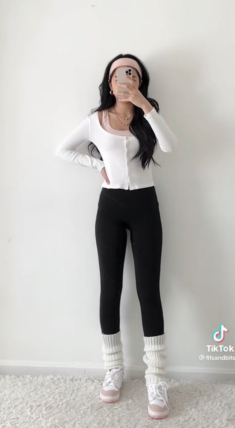 Lululemon Outfit Korean, Coquette Black Leggings Outfit, Coquette Gym Outfit, Sporty Feminine Outfits, Korean Gym Outfit, Black Pilates Princess, White Leggings Outfit, Outfits Leggins, Trekking Outfit