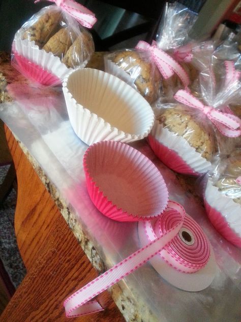 Cute packaging done with layered muffin cup liners and cellophane, all tied up with a ribbon. How To Package Cookies For Sale, Large Cookies For Bake Sale, Packaging For Bake Sale, Packaging For Cookies, Bake Sale Ideas, Package Cookies, Packaging Cookies, Bake Sale Treats, Treat Packaging