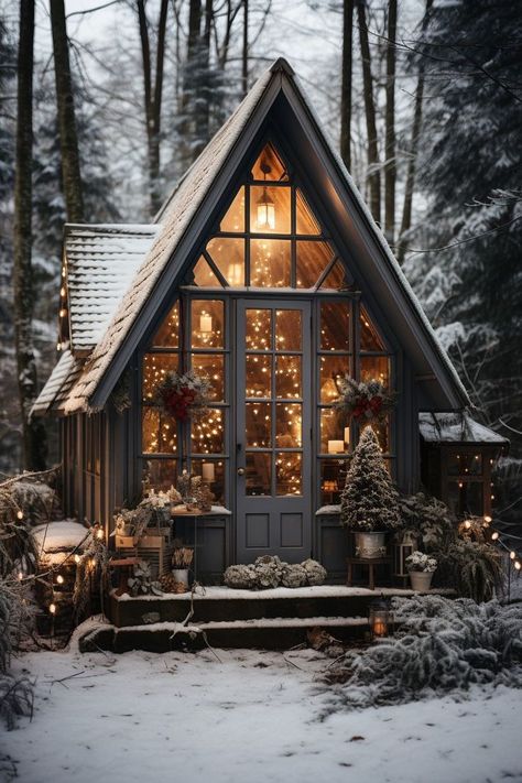 Wood Cabin Christmas, Cabin Holiday Aesthetic, Christmas Cozy Aesthetic, Christmas Chalet, Snow Woods, Christmas Cabin Decor, Lights Aesthetic, Cabin Aesthetic, Cute Little Houses