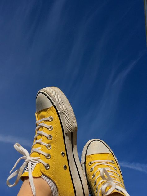 Yellow Converse Aesthetic, Converse Drawing, Yellow Converse, Converse Aesthetic, Yellow Aesthetic Pastel, Converse Platform, Yellow Sneakers, Color Vibe, Yellow Shoes