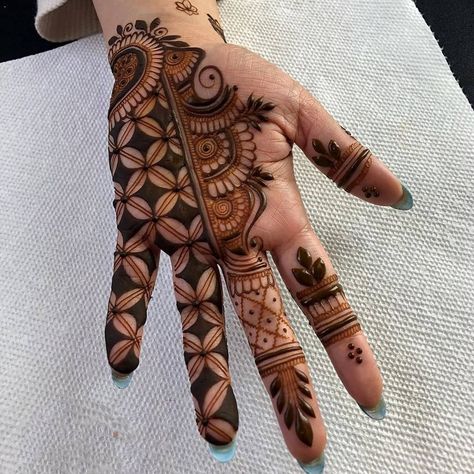 160+ Simple Mehndi Designs Perfect For Minimalist Brides! - ShaadiWish Best Mehndi Designs Beautiful, Designer Mehndi Designs, Instagram Mehndi Designs, Henna Mendhi, New Henna Designs, Palm Mehndi Design, Henna Powder, Floral Henna Designs, Mehndi Designs 2018