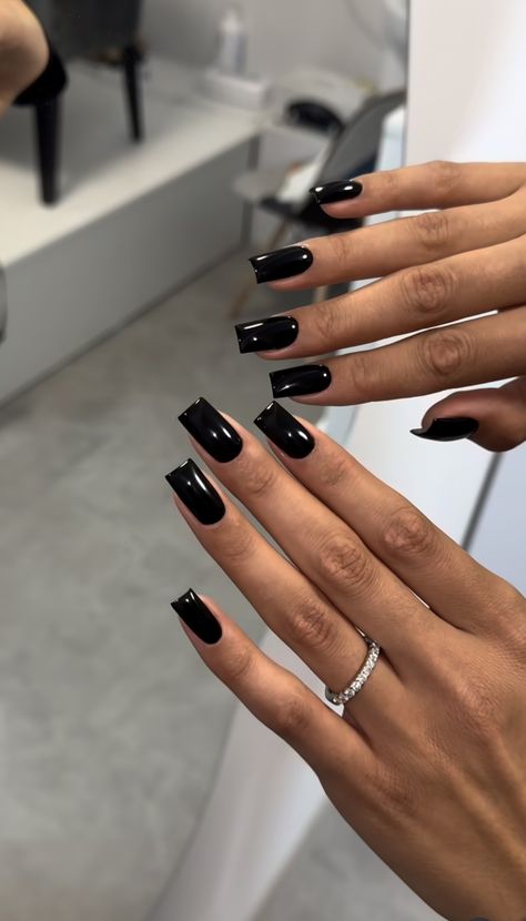 Extreme Square Nails, Black And White Short Square Nails, Black Square Short Nails, New Year Black Nails, Nail Inspiration Coffin Shape, Short Black Nails Designs Simple, Black Nails Square Medium, Square Black Acrylic Nails, All Black Short Nails