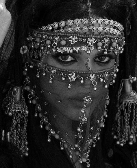 Temple Priestess, Jewellery Advertising, Arabian Princess, Arabian Dress, Arabian Women, Arab Culture, Arabian Beauty, Arabian Beauty Women, Arab Beauty