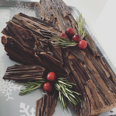 Bolo Paris, Hazelnut Filling, Yule Log Recipe, Christmas Yule Log, Chocolate Yule Log, Yule Log Cake, Christmas Dinners, Christmas Buffet, Christmas Log