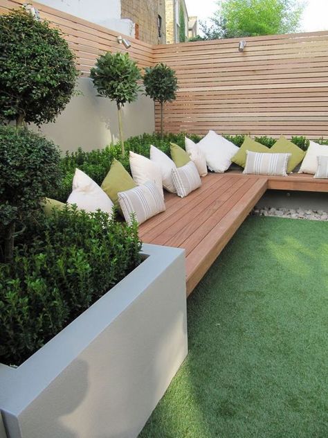 Picture of a modern garden with a green lawn, a raised garden bed with shrubs and trees, a built in bench with some pillows Pergola Patio Decor Ideas, Balcony Herb Gardens, Colorful Outdoor Furniture, Architecture Contemporary, Home Design Diy, Modern Landscape Design, Modern Garden Design, Fence Landscaping, Pergola Patio