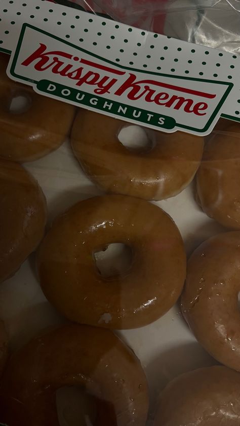 Krispy Creme Aesthetic, Krispy Cream Donut, Donas Krispy Kreme, Donuts Krispy Kreme, Glazed Donut Krispy Kreme, Glazed Donuts Krispy Kreme Aesthetic, Krispy Kreme Donuts, Krispy Kreme Doughnut, Delicacy Food